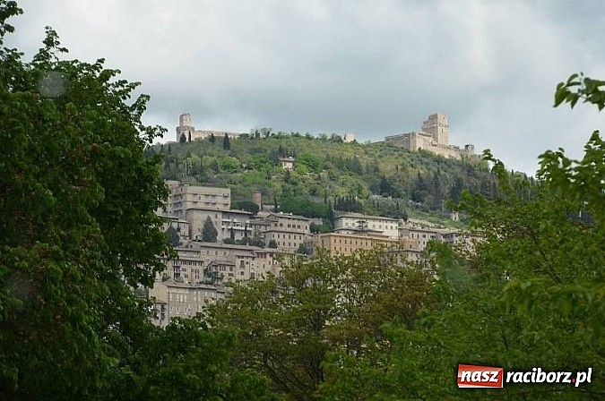 Zdjęcie w galerii na portalu naszraciborz.pl: Pielgrzymi z parafii Matki Bożej w Raciborzu na kanonizacji w Rzymie wiadomości z regionu