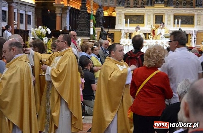 Zdjęcie w galerii na portalu naszraciborz.pl: Pielgrzymi z parafii Matki Bożej w Raciborzu na kanonizacji w Rzymie wiadomości z regionu