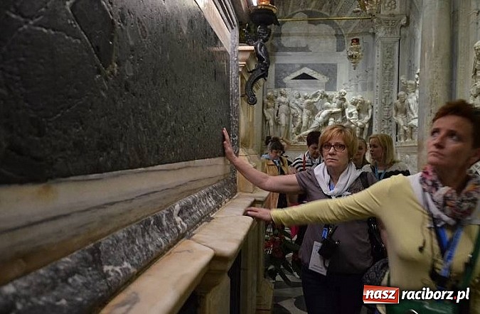 Zdjęcie w galerii na portalu naszraciborz.pl: Pielgrzymi z parafii Matki Bożej w Raciborzu na kanonizacji w Rzymie wiadomości z regionu