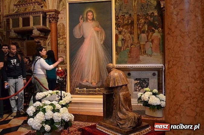 Zdjęcie w galerii na portalu naszraciborz.pl: Pielgrzymi z parafii Matki Bożej w Raciborzu na kanonizacji w Rzymie wiadomości z regionu