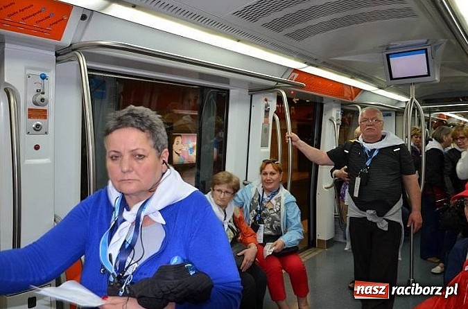 Zdjęcie w galerii na portalu naszraciborz.pl: Pielgrzymi z parafii Matki Bożej w Raciborzu na kanonizacji w Rzymie wiadomości z regionu