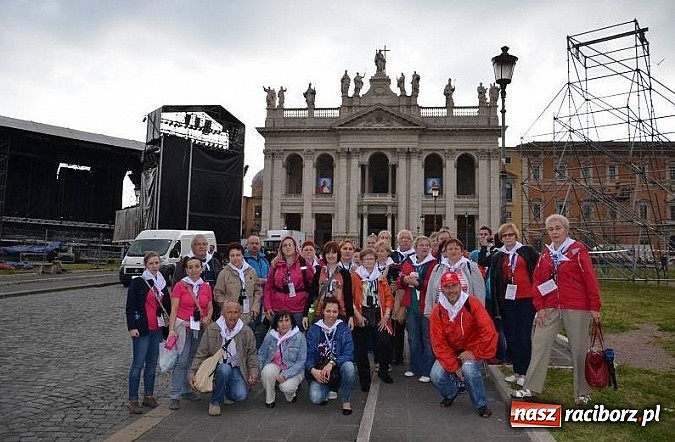 Zdjęcie w galerii na portalu naszraciborz.pl: Pielgrzymi z parafii Matki Bożej w Raciborzu na kanonizacji w Rzymie wiadomości z regionu