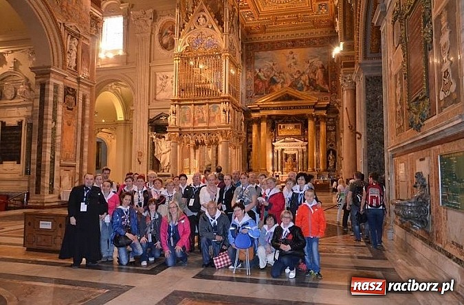 Zdjęcie w galerii na portalu naszraciborz.pl: Pielgrzymi z parafii Matki Bożej w Raciborzu na kanonizacji w Rzymie wiadomości z regionu