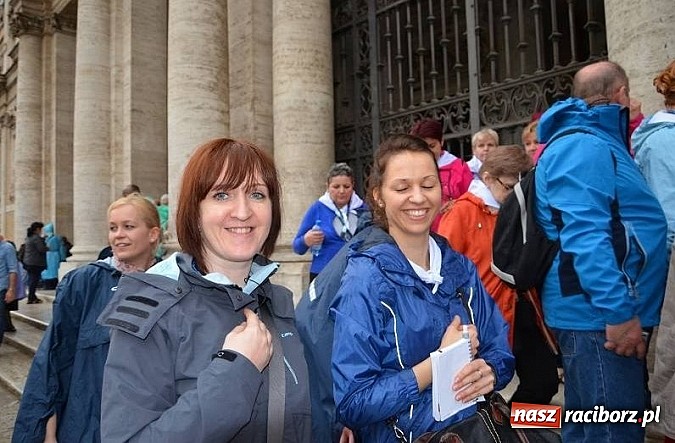 Zdjęcie w galerii na portalu naszraciborz.pl: Pielgrzymi z parafii Matki Bożej w Raciborzu na kanonizacji w Rzymie wiadomości z regionu