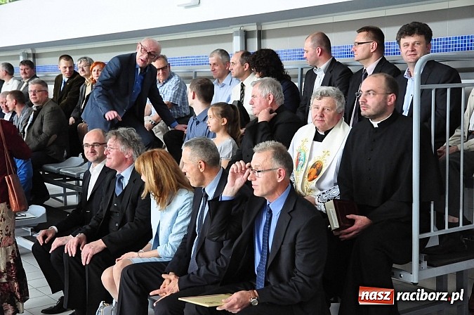 Zdjęcie w galerii na portalu naszraciborz.pl: Bracia wystrzelili z armatek, ksiądz pokropił, a prezydent wskoczył do wody w ubraniu wiadomości z regionu