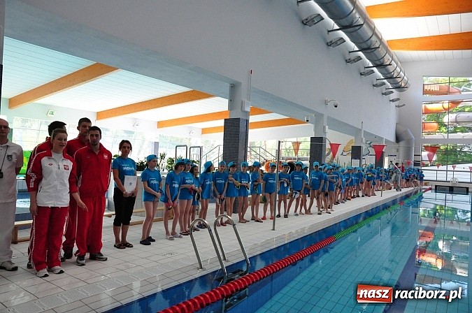 Zdjęcie w galerii na portalu naszraciborz.pl: Bracia wystrzelili z armatek, ksiądz pokropił, a prezydent wskoczył do wody w ubraniu wiadomości z regionu