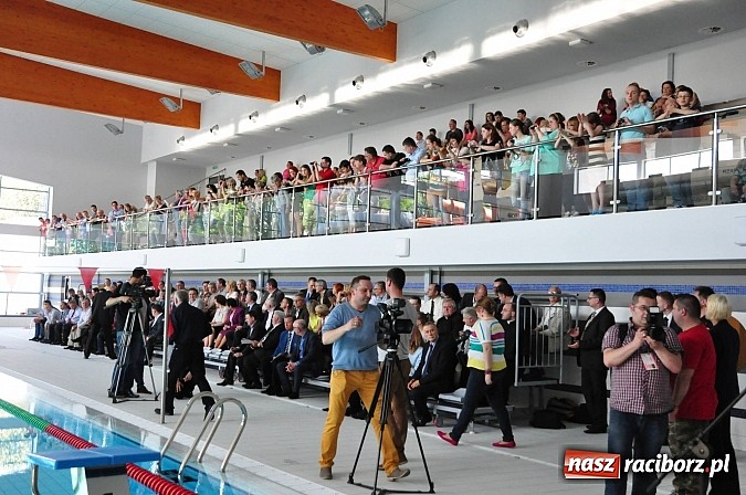 Zdjęcie w galerii na portalu naszraciborz.pl: Bracia wystrzelili z armatek, ksiądz pokropił, a prezydent wskoczył do wody w ubraniu wiadomości z regionu