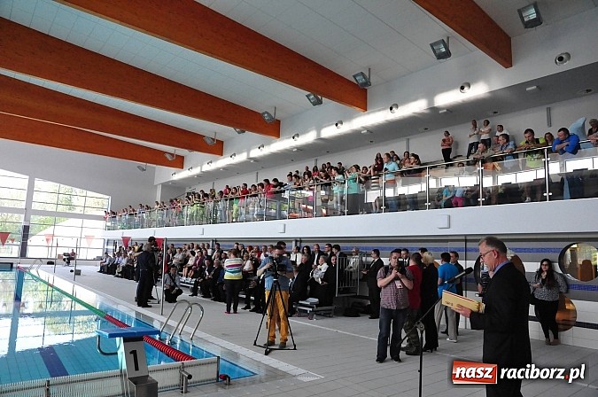 Zdjęcie w galerii na portalu naszraciborz.pl: Bracia wystrzelili z armatek, ksiądz pokropił, a prezydent wskoczył do wody w ubraniu wiadomości z regionu