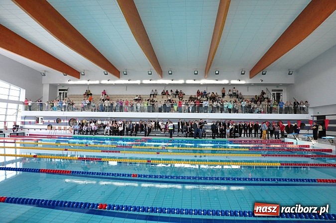 Zdjęcie w galerii na portalu naszraciborz.pl: Bracia wystrzelili z armatek, ksiądz pokropił, a prezydent wskoczył do wody w ubraniu wiadomości z regionu