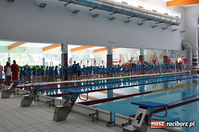 Zdjęcie w galerii na portalu naszraciborz.pl: Bracia wystrzelili z armatek, ksiądz pokropił, a prezydent wskoczył do wody w ubraniu wiadomości z regionu