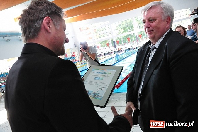 Zdjęcie w galerii na portalu naszraciborz.pl: Bracia wystrzelili z armatek, ksiądz pokropił, a prezydent wskoczył do wody w ubraniu wiadomości z regionu