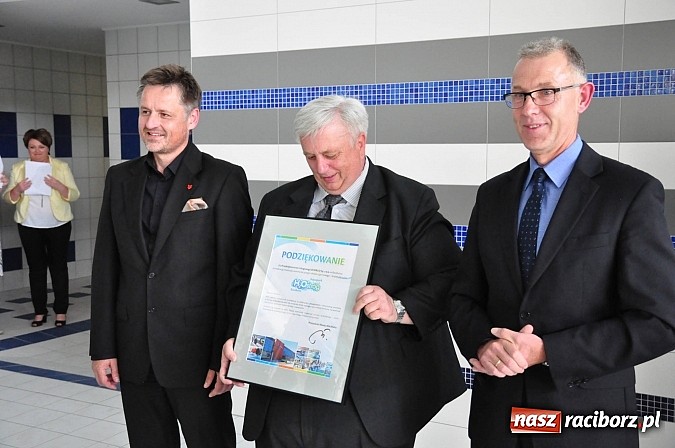 Zdjęcie w galerii na portalu naszraciborz.pl: Bracia wystrzelili z armatek, ksiądz pokropił, a prezydent wskoczył do wody w ubraniu wiadomości z regionu