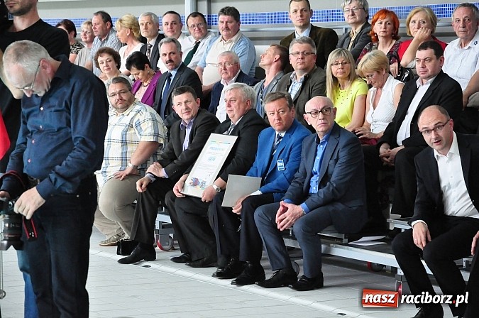 Zdjęcie w galerii na portalu naszraciborz.pl: Bracia wystrzelili z armatek, ksiądz pokropił, a prezydent wskoczył do wody w ubraniu wiadomości z regionu