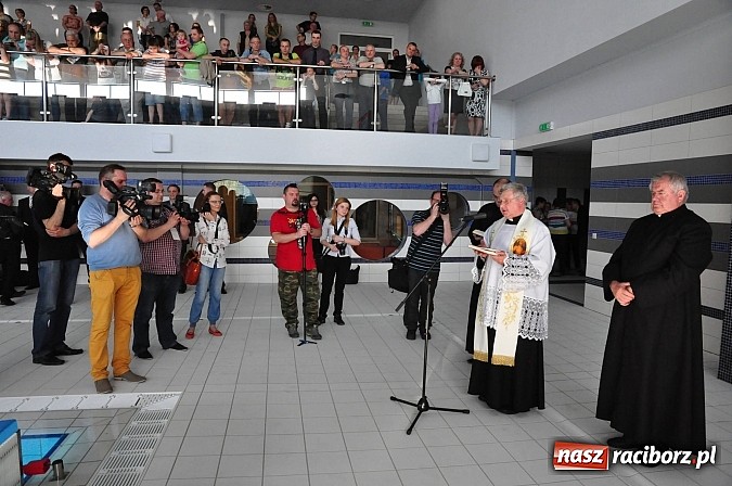 Zdjęcie w galerii na portalu naszraciborz.pl: Bracia wystrzelili z armatek, ksiądz pokropił, a prezydent wskoczył do wody w ubraniu wiadomości z regionu