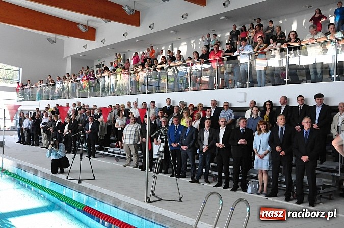 Zdjęcie w galerii na portalu naszraciborz.pl: Bracia wystrzelili z armatek, ksiądz pokropił, a prezydent wskoczył do wody w ubraniu wiadomości z regionu