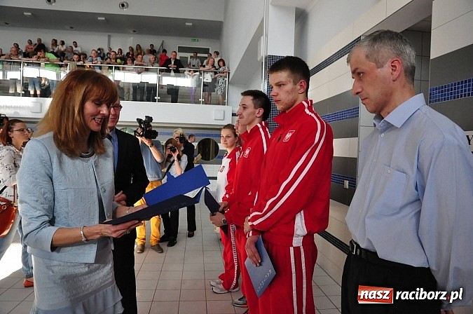 Zdjęcie w galerii na portalu naszraciborz.pl: Bracia wystrzelili z armatek, ksiądz pokropił, a prezydent wskoczył do wody w ubraniu wiadomości z regionu