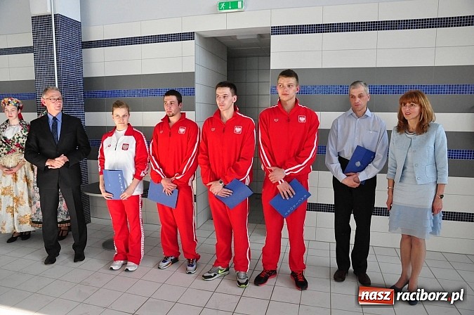 Zdjęcie w galerii na portalu naszraciborz.pl: Bracia wystrzelili z armatek, ksiądz pokropił, a prezydent wskoczył do wody w ubraniu wiadomości z regionu