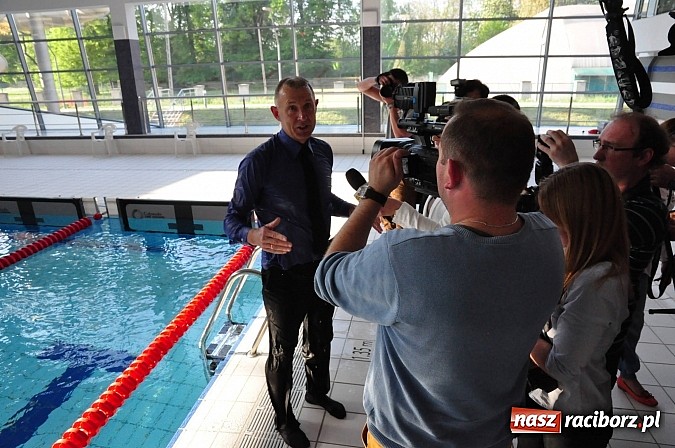 Zdjęcie w galerii na portalu naszraciborz.pl: Bracia wystrzelili z armatek, ksiądz pokropił, a prezydent wskoczył do wody w ubraniu wiadomości z regionu