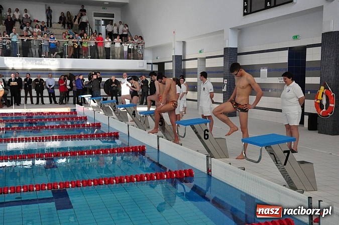 Zdjęcie w galerii na portalu naszraciborz.pl: Bracia wystrzelili z armatek, ksiądz pokropił, a prezydent wskoczył do wody w ubraniu wiadomości z regionu