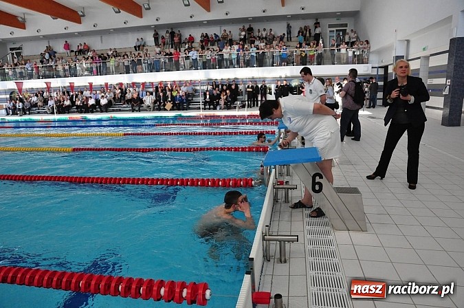 Zdjęcie w galerii na portalu naszraciborz.pl: Bracia wystrzelili z armatek, ksiądz pokropił, a prezydent wskoczył do wody w ubraniu wiadomości z regionu
