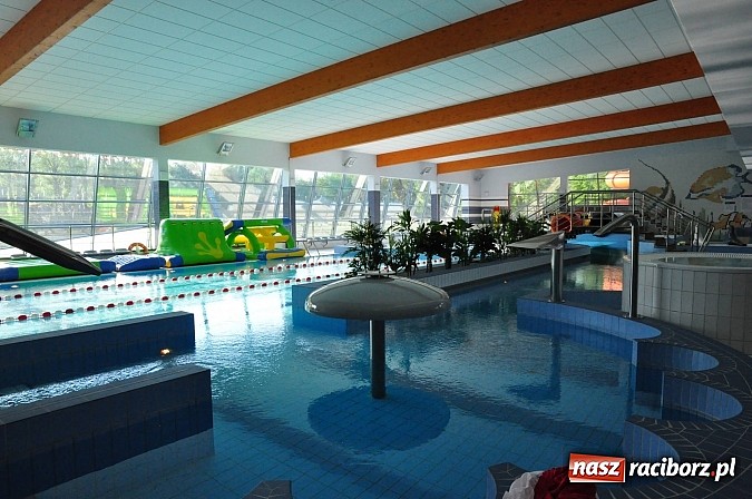 Zdjęcie w galerii na portalu naszraciborz.pl: Bracia wystrzelili z armatek, ksiądz pokropił, a prezydent wskoczył do wody w ubraniu wiadomości z regionu