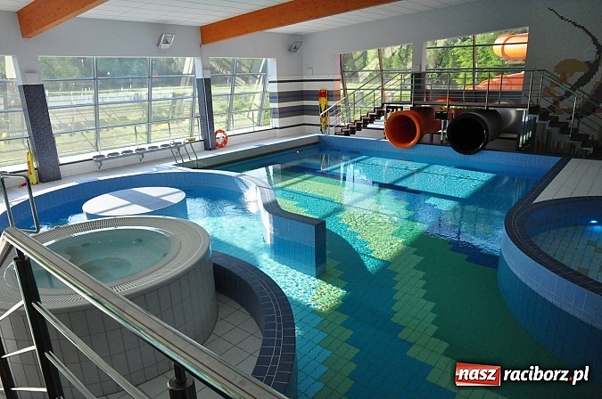 Zdjęcie w galerii na portalu naszraciborz.pl: Bracia wystrzelili z armatek, ksiądz pokropił, a prezydent wskoczył do wody w ubraniu wiadomości z regionu