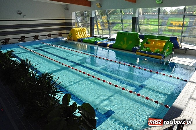 Zdjęcie w galerii na portalu naszraciborz.pl: Bracia wystrzelili z armatek, ksiądz pokropił, a prezydent wskoczył do wody w ubraniu wiadomości z regionu