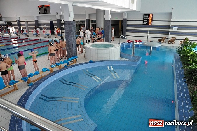 Zdjęcie w galerii na portalu naszraciborz.pl: Bracia wystrzelili z armatek, ksiądz pokropił, a prezydent wskoczył do wody w ubraniu wiadomości z regionu