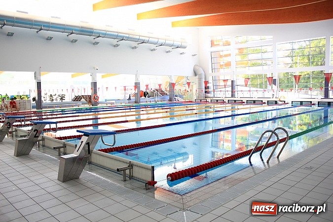 Zdjęcie w galerii na portalu naszraciborz.pl: Bracia wystrzelili z armatek, ksiądz pokropił, a prezydent wskoczył do wody w ubraniu wiadomości z regionu