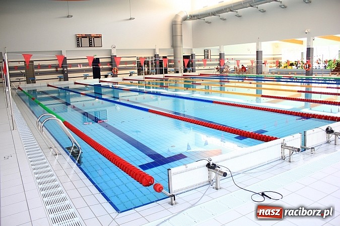 Zdjęcie w galerii na portalu naszraciborz.pl: Bracia wystrzelili z armatek, ksiądz pokropił, a prezydent wskoczył do wody w ubraniu wiadomości z regionu