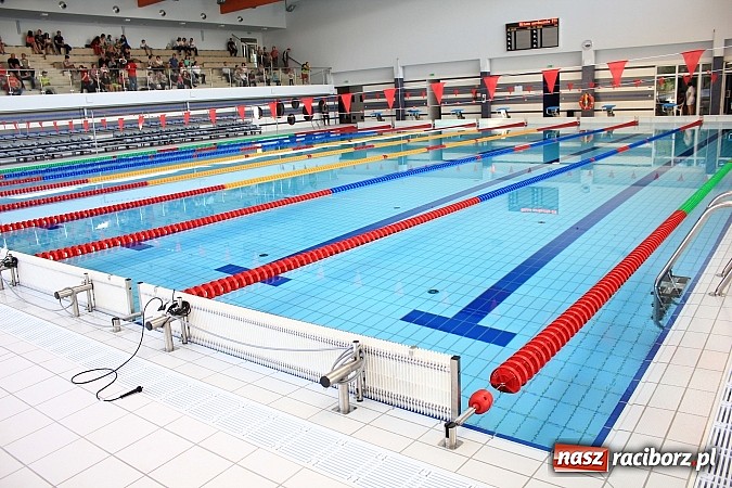 Zdjęcie w galerii na portalu naszraciborz.pl: Bracia wystrzelili z armatek, ksiądz pokropił, a prezydent wskoczył do wody w ubraniu wiadomości z regionu