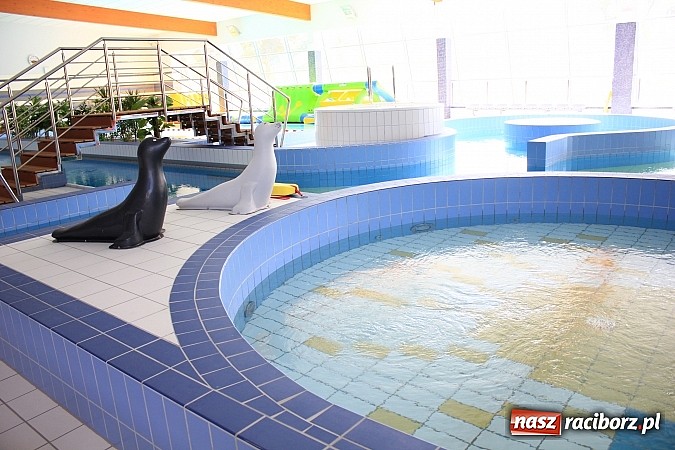 Zdjęcie w galerii na portalu naszraciborz.pl: Bracia wystrzelili z armatek, ksiądz pokropił, a prezydent wskoczył do wody w ubraniu wiadomości z regionu