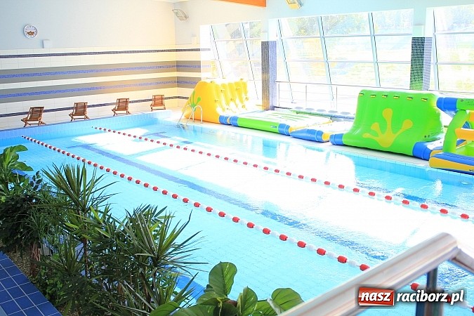 Zdjęcie w galerii na portalu naszraciborz.pl: Bracia wystrzelili z armatek, ksiądz pokropił, a prezydent wskoczył do wody w ubraniu wiadomości z regionu