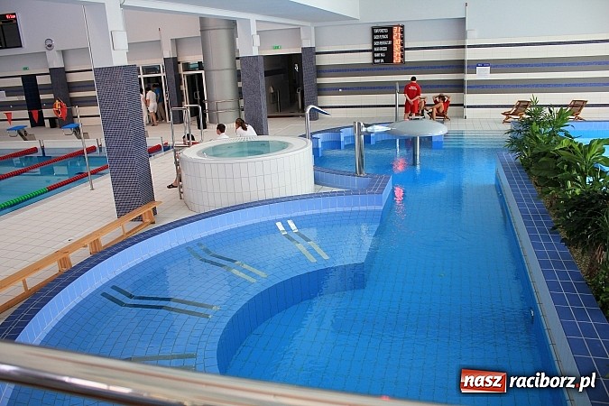 Zdjęcie w galerii na portalu naszraciborz.pl: Bracia wystrzelili z armatek, ksiądz pokropił, a prezydent wskoczył do wody w ubraniu wiadomości z regionu