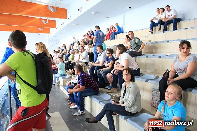 Zdjęcie w galerii na portalu naszraciborz.pl: Bracia wystrzelili z armatek, ksiądz pokropił, a prezydent wskoczył do wody w ubraniu wiadomości z regionu