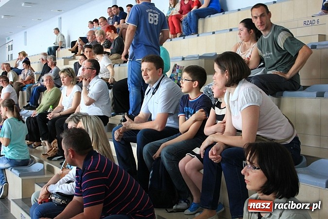 Zdjęcie w galerii na portalu naszraciborz.pl: Bracia wystrzelili z armatek, ksiądz pokropił, a prezydent wskoczył do wody w ubraniu wiadomości z regionu