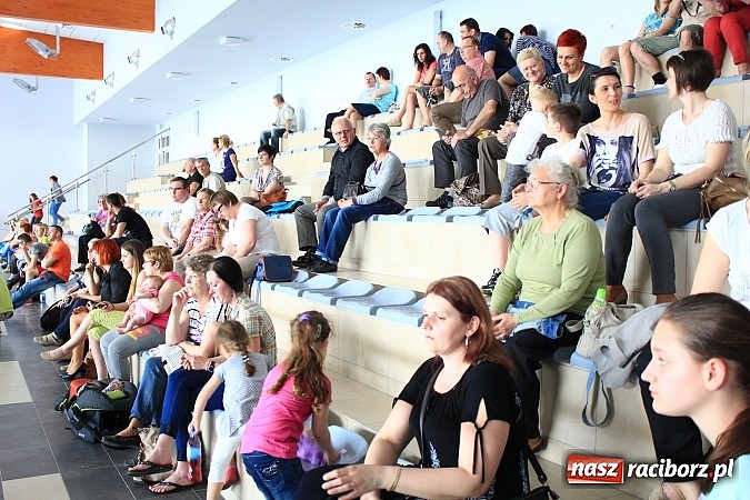 Zdjęcie w galerii na portalu naszraciborz.pl: Bracia wystrzelili z armatek, ksiądz pokropił, a prezydent wskoczył do wody w ubraniu wiadomości z regionu