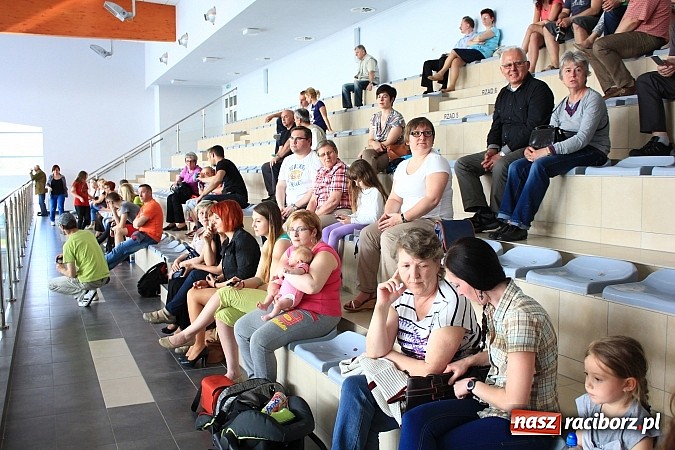 Zdjęcie w galerii na portalu naszraciborz.pl: Bracia wystrzelili z armatek, ksiądz pokropił, a prezydent wskoczył do wody w ubraniu wiadomości z regionu