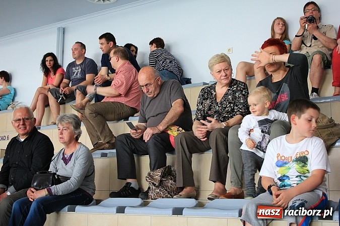 Zdjęcie w galerii na portalu naszraciborz.pl: Bracia wystrzelili z armatek, ksiądz pokropił, a prezydent wskoczył do wody w ubraniu wiadomości z regionu