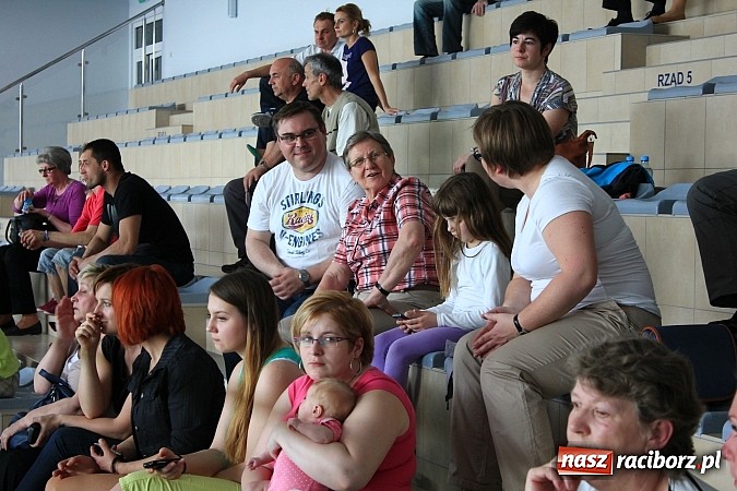 Zdjęcie w galerii na portalu naszraciborz.pl: Bracia wystrzelili z armatek, ksiądz pokropił, a prezydent wskoczył do wody w ubraniu wiadomości z regionu