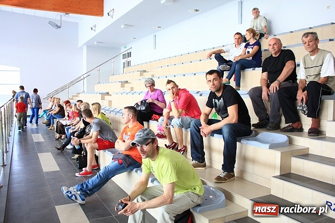 Zdjęcie w galerii na portalu naszraciborz.pl: Bracia wystrzelili z armatek, ksiądz pokropił, a prezydent wskoczył do wody w ubraniu wiadomości z regionu