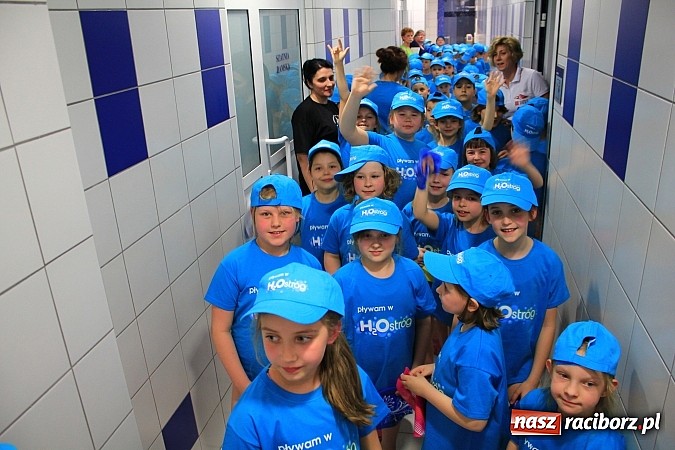 Zdjęcie w galerii na portalu naszraciborz.pl: Bracia wystrzelili z armatek, ksiądz pokropił, a prezydent wskoczył do wody w ubraniu wiadomości z regionu