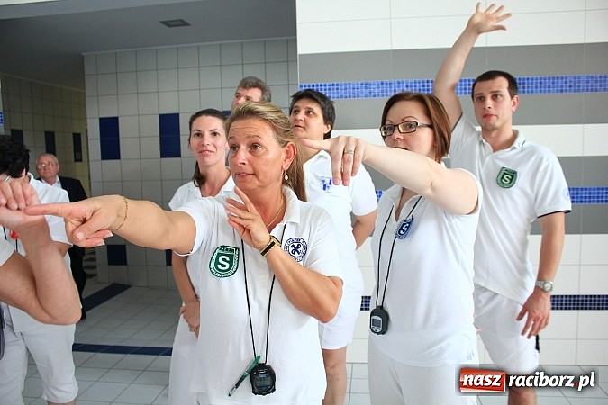 Zdjęcie w galerii na portalu naszraciborz.pl: Bracia wystrzelili z armatek, ksiądz pokropił, a prezydent wskoczył do wody w ubraniu wiadomości z regionu