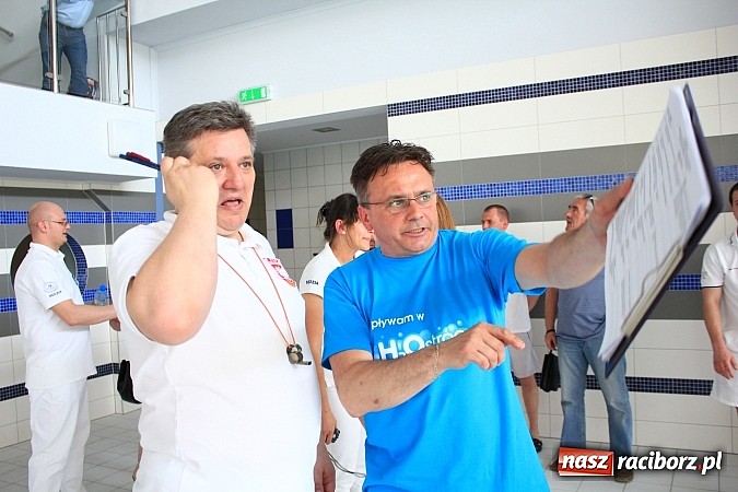 Zdjęcie w galerii na portalu naszraciborz.pl: Bracia wystrzelili z armatek, ksiądz pokropił, a prezydent wskoczył do wody w ubraniu wiadomości z regionu