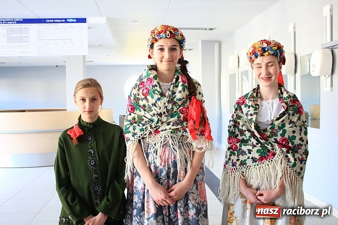 Zdjęcie w galerii na portalu naszraciborz.pl: Bracia wystrzelili z armatek, ksiądz pokropił, a prezydent wskoczył do wody w ubraniu wiadomości z regionu