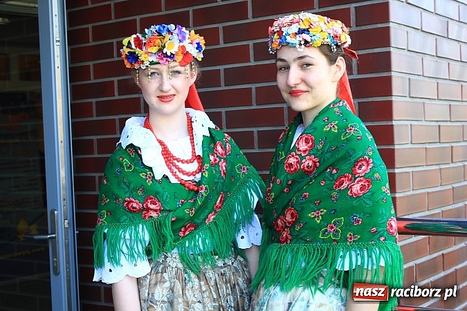 Zdjęcie w galerii na portalu naszraciborz.pl: Bracia wystrzelili z armatek, ksiądz pokropił, a prezydent wskoczył do wody w ubraniu wiadomości z regionu
