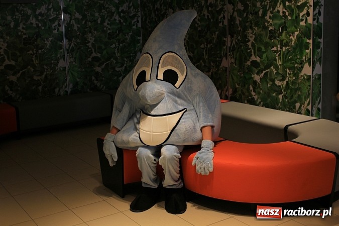 Zdjęcie w galerii na portalu naszraciborz.pl: Bracia wystrzelili z armatek, ksiądz pokropił, a prezydent wskoczył do wody w ubraniu wiadomości z regionu