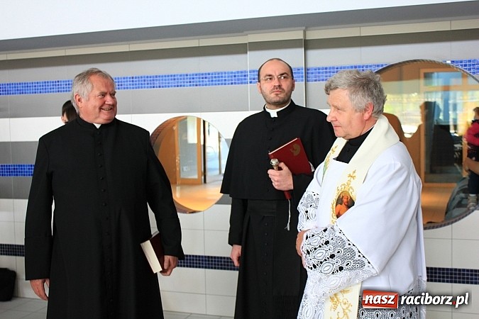 Zdjęcie w galerii na portalu naszraciborz.pl: Bracia wystrzelili z armatek, ksiądz pokropił, a prezydent wskoczył do wody w ubraniu wiadomości z regionu