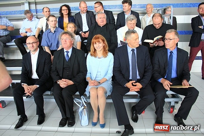 Zdjęcie w galerii na portalu naszraciborz.pl: Bracia wystrzelili z armatek, ksiądz pokropił, a prezydent wskoczył do wody w ubraniu wiadomości z regionu