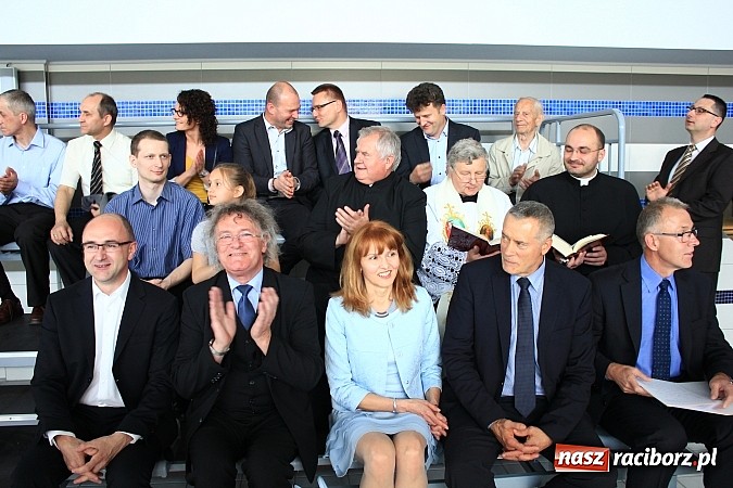 Zdjęcie w galerii na portalu naszraciborz.pl: Bracia wystrzelili z armatek, ksiądz pokropił, a prezydent wskoczył do wody w ubraniu wiadomości z regionu